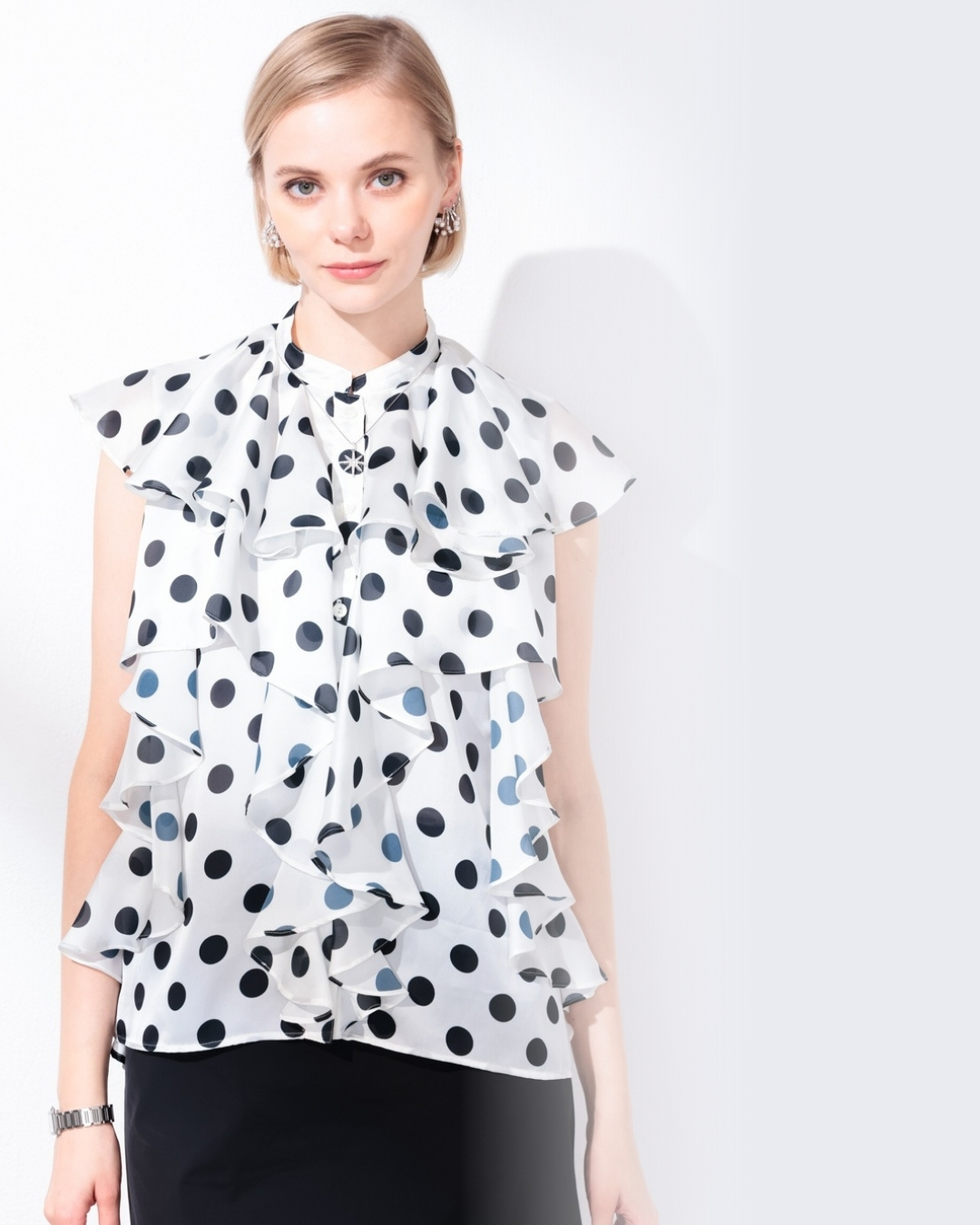 ドットフリルブラウス着用