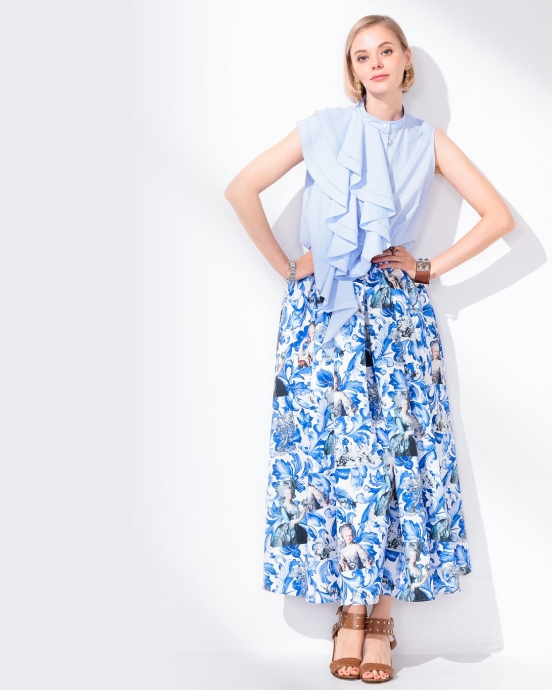 アシンメトリーフリルブラウス着用