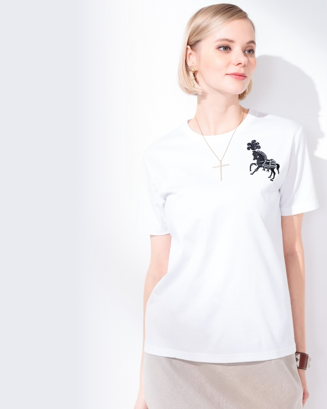 ホース刺繍Tシャツ着用