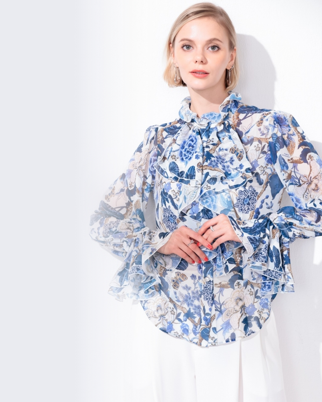 NOBLE BEAUTY 更紗柄ブラウス着用