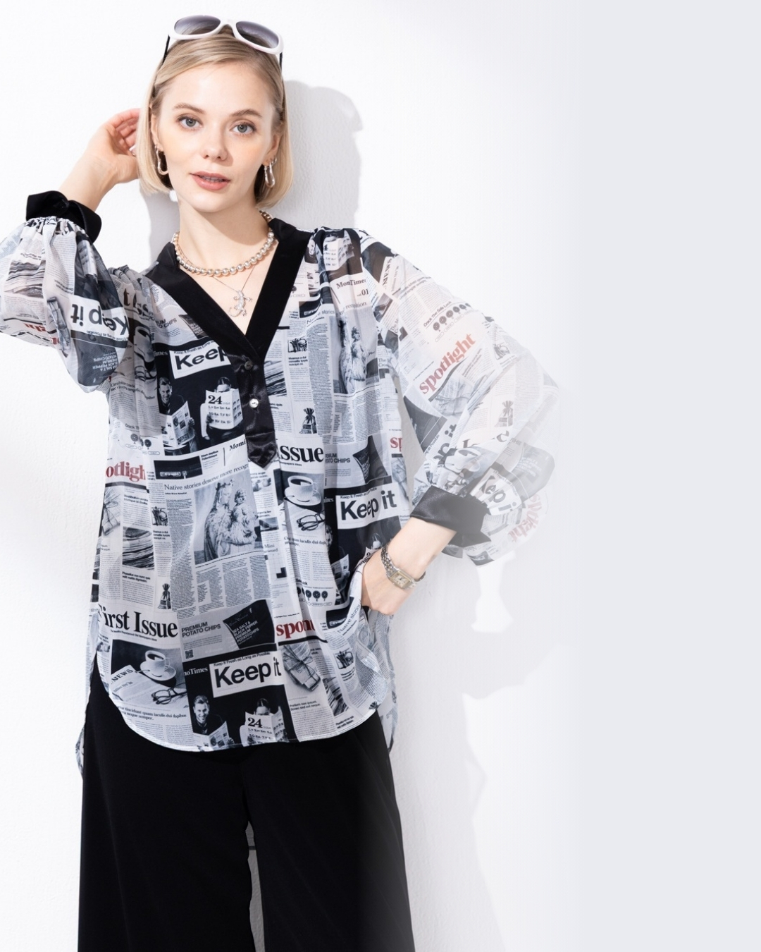 Spotlight ニュースペーパー柄スキッパーブラウス着用