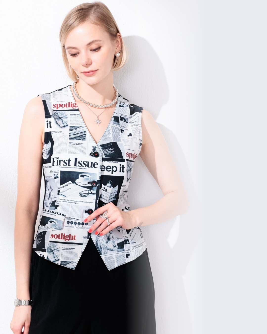 ニュースペーパー柄ベスト着用